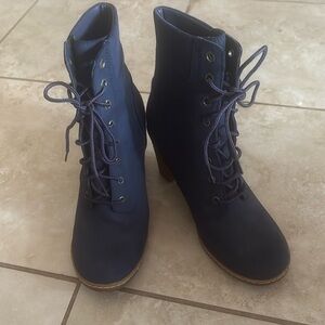 Timberland women’s Navy boots.